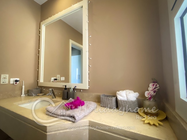 Bathroom with big mirrow