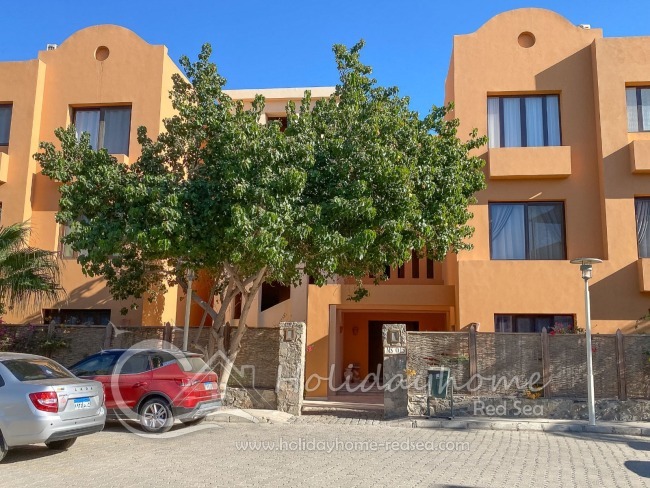 Entrance to the apartment with free parking spaces