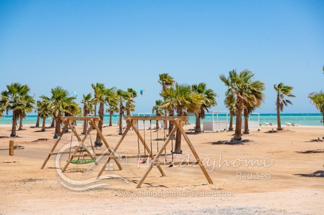 Children's swing, children's playground and sun loungers for Mangroovy guests