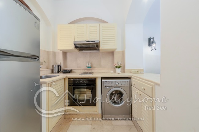 Fully equipped kitchen with stove, oven, washing machine and kettle