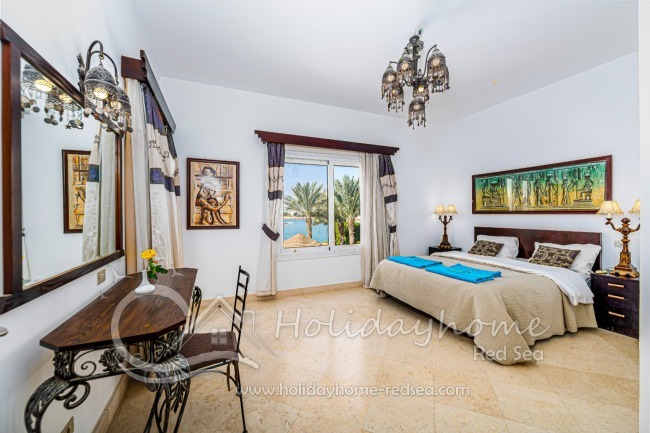 Bedroom 2 with double bed and balkony