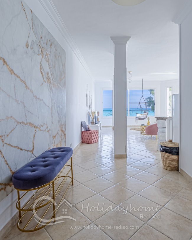 Bright and spacious entry. 