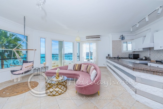 Living area and open kitchen. Fully equipped and with large kitchen counter. 