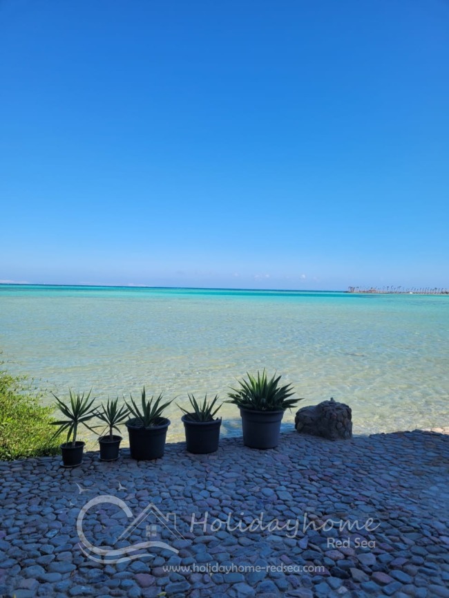 Access from the shared terrace to the sea