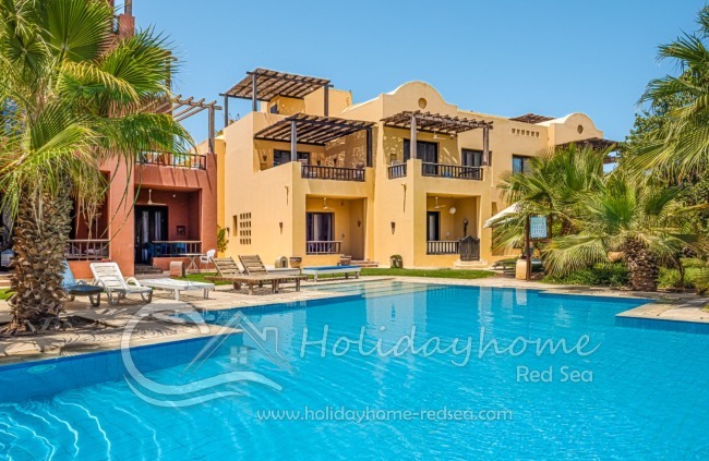 Fantastic townhouse with large shared pool.