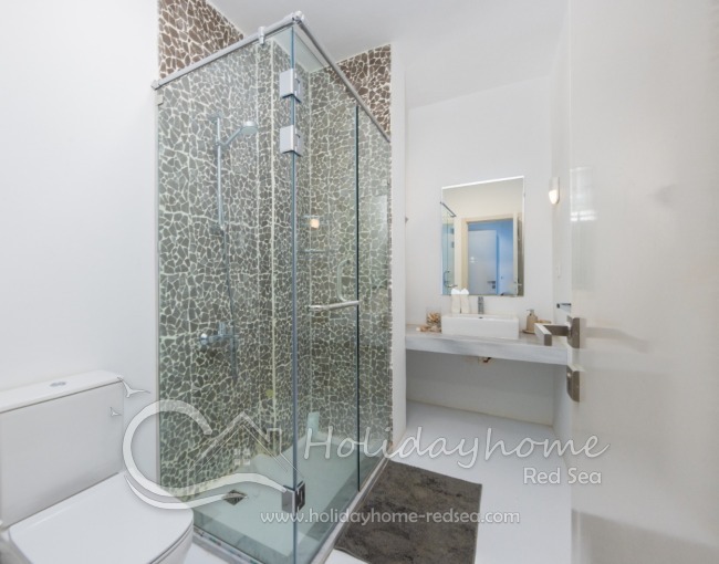 Bathroom to the first bedroom