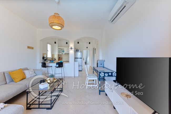 Living area with bar counter Smart TV with international channels