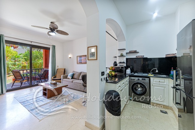 Large living room and fully equipped kitchen