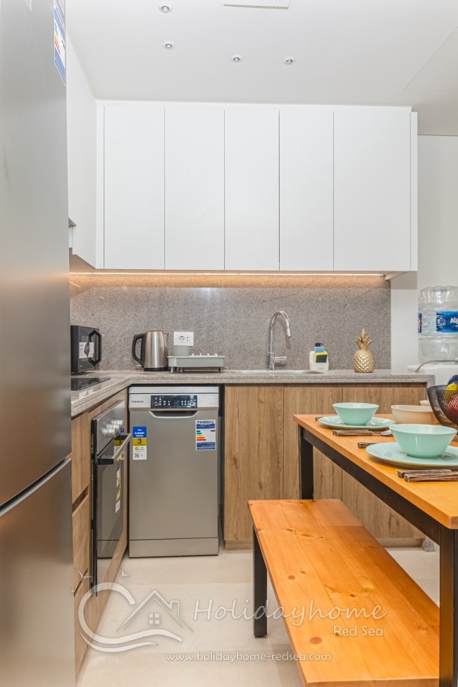 Fully equipped kitchen, with dishwasher, oven, microwave, large fridge and water dispenser