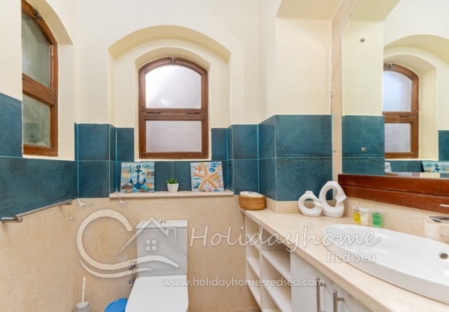 En suite bathroom with shower