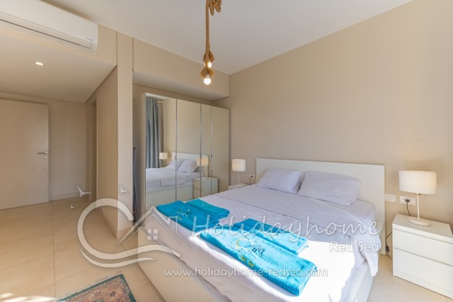 Bedroom with air conditioning andwardrobe with large mirrors