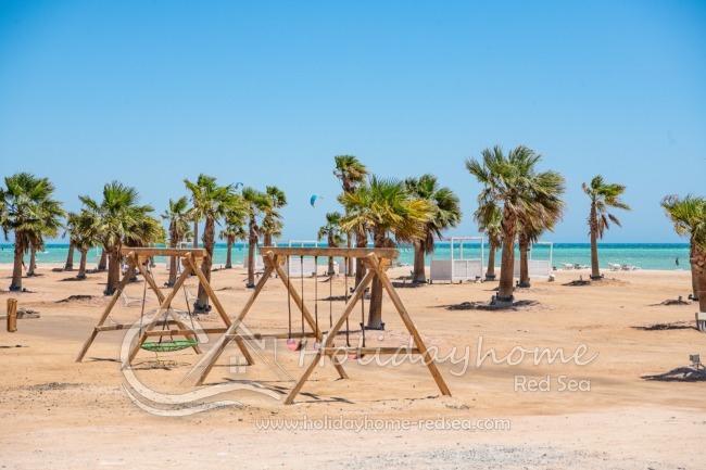 Children's swing and sunbeds for Mangroovy guests