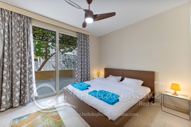 Bedroom with double bed or alternatively 2 single beds