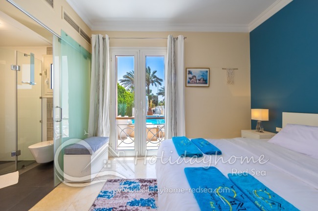 En-suite bathroom to the bedroom 