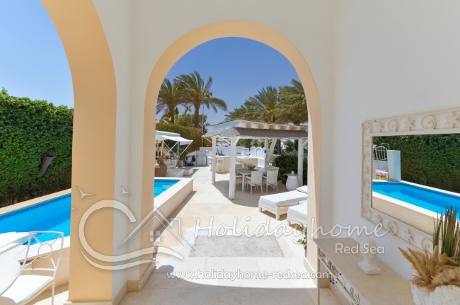 Enty area with terrace view 