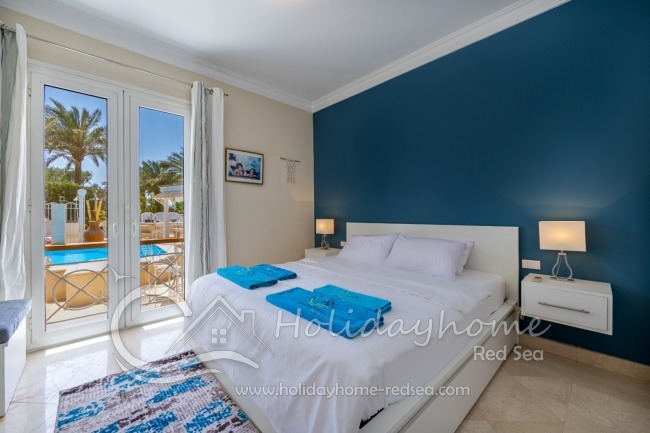 Bed room with pool view