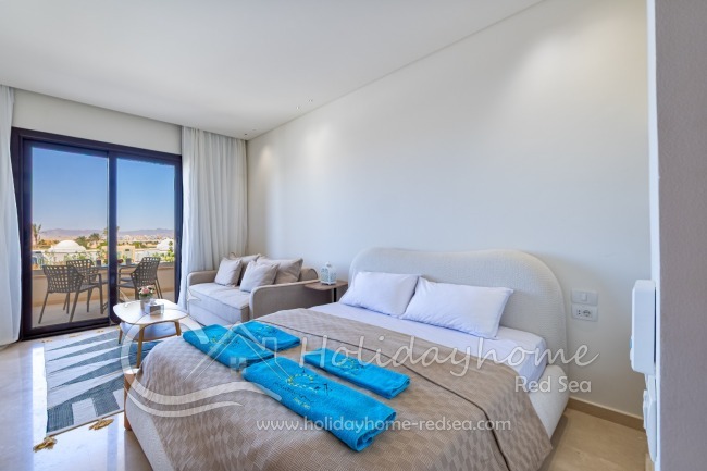 Cozy living room and sleeping area, with access to the balcony