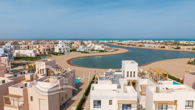 Spacious 3 bedroom apartment with private pool on the roof terrace 