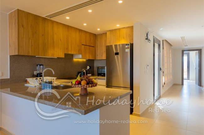 Kitchen with large countertop 